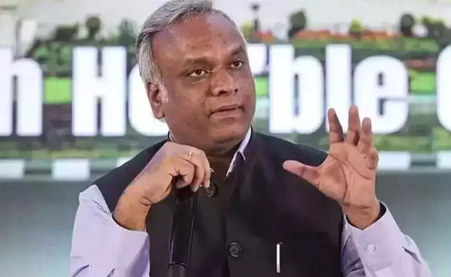 BJP insulting Kalaburagi students over SSLC results, hurting their confidence: Priyank Kharge